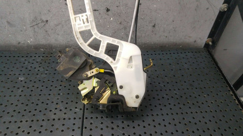 Broasca usa dreapta spate kia sportage 2 je km 814201f010