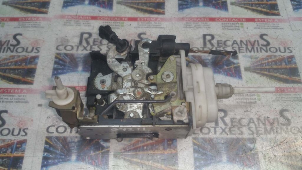 Broasca usa fata dreapta AUDI A4 8D1 837 016 F / 8D1837016F8D1 837 016 F / 8D1837016F