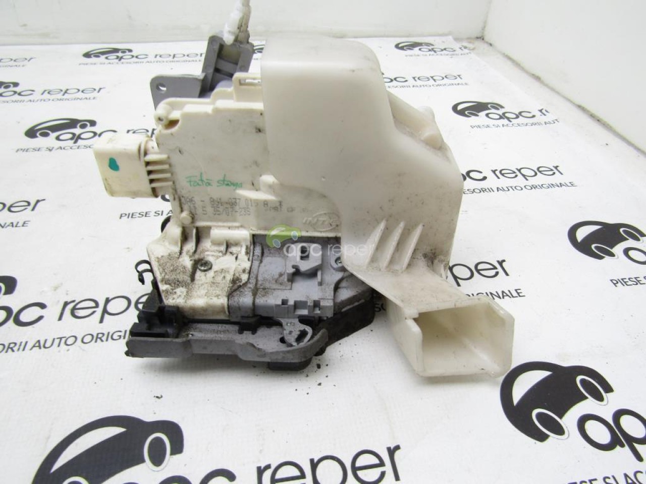 Broasca usa fata stanga Audi A4 8K B8 cod 8J1 837 015A