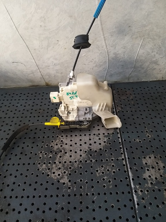 Broasca usa stanga fata audi a4 b8 8k 8j1837015a