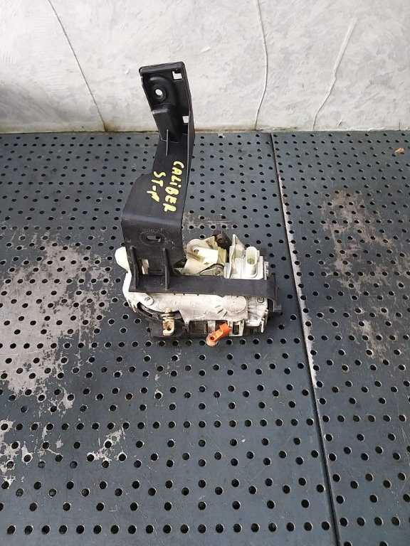 Broasca usa stanga fata dodge caliber p04589409ae