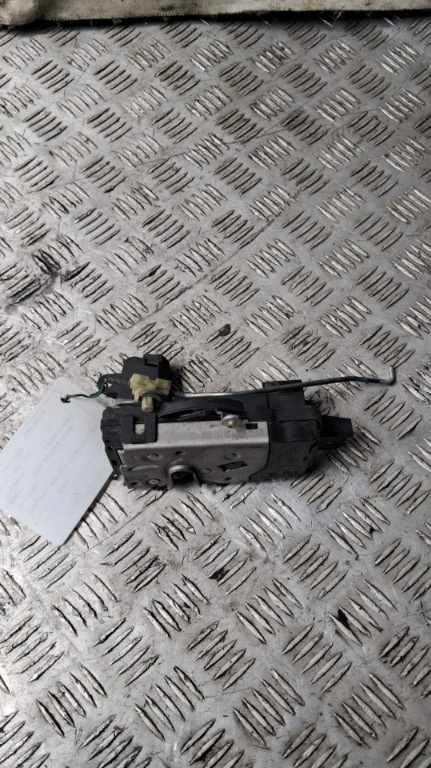 Broasca usa stanga fata Opel Astra H an 2006 cod 13210748