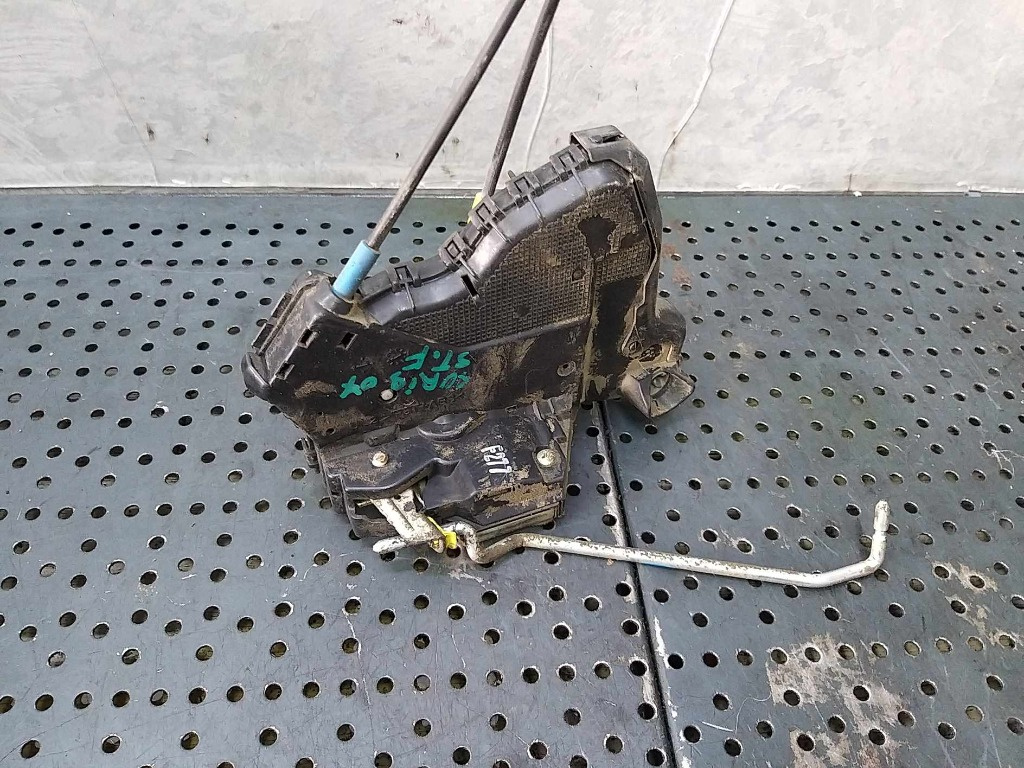 Broasca usa stanga fata toyota auris e15