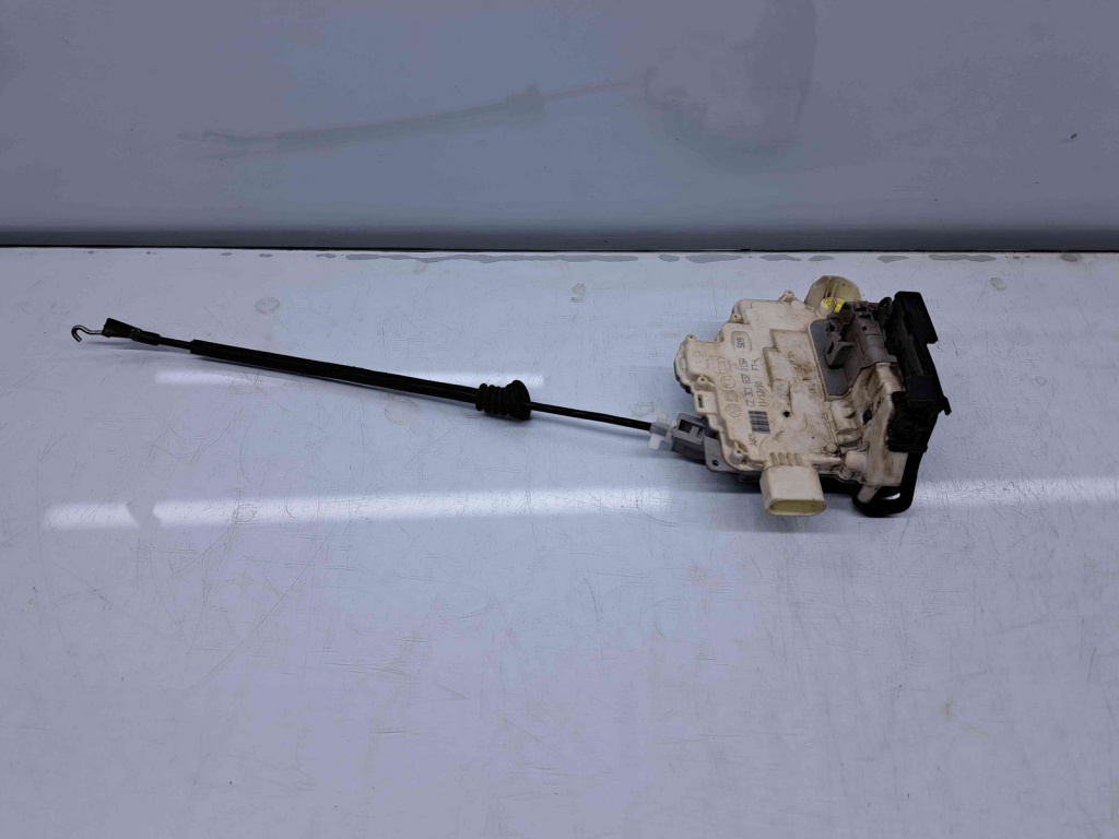 Broasca usa stanga fata Volkswagen Passat B7 (362) [Fabr 2010-2014] 3C1837015A
