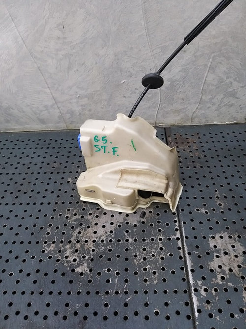 Broasca usa stanga fata vw golf 5 1k