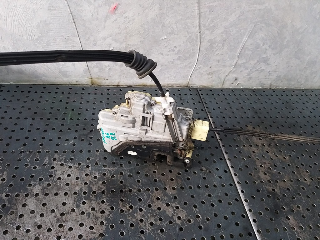 Broasca usa stanga fata vw passat b6 3c 3c1837015a