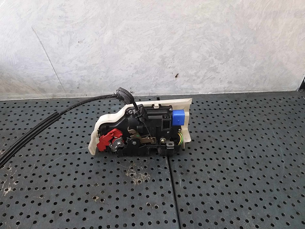 Broasca usa stanga fata vw touran 1t