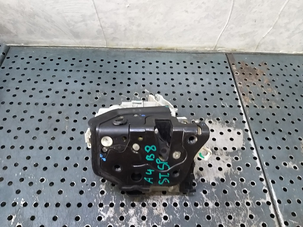 Broasca usa stanga spate audi a4 b8 8k 8k0839015