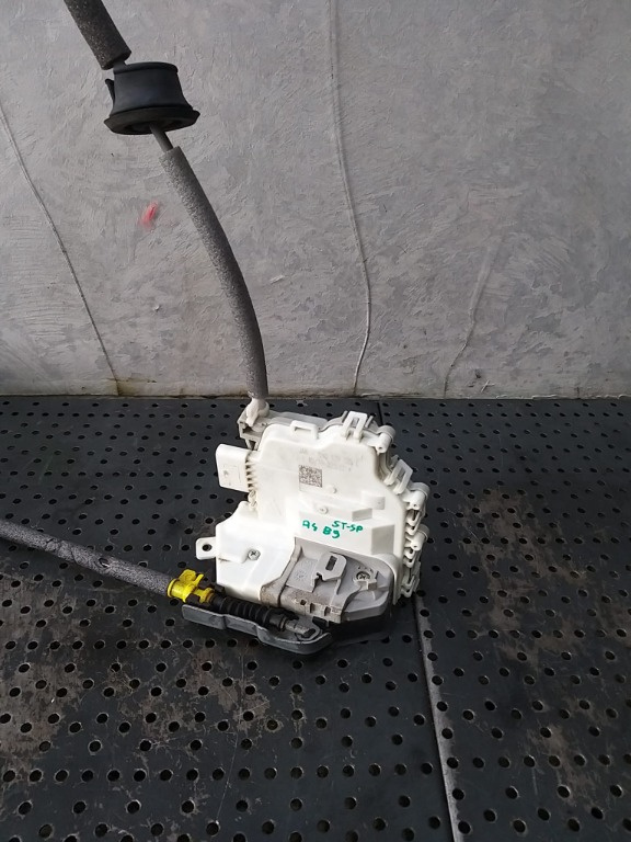 Broasca usa stanga spate audi a4 b9 8w 8x0839015e