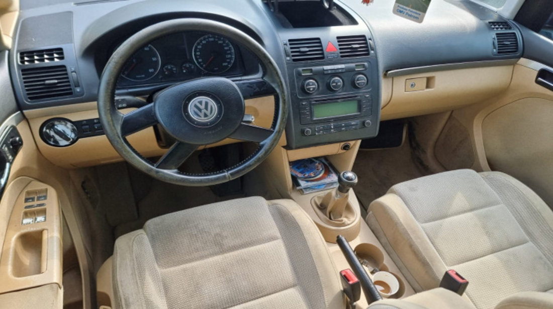 Broasca usa stanga spate Volkswagen Touran 2004 Monovolum 2.0 tdi AZV