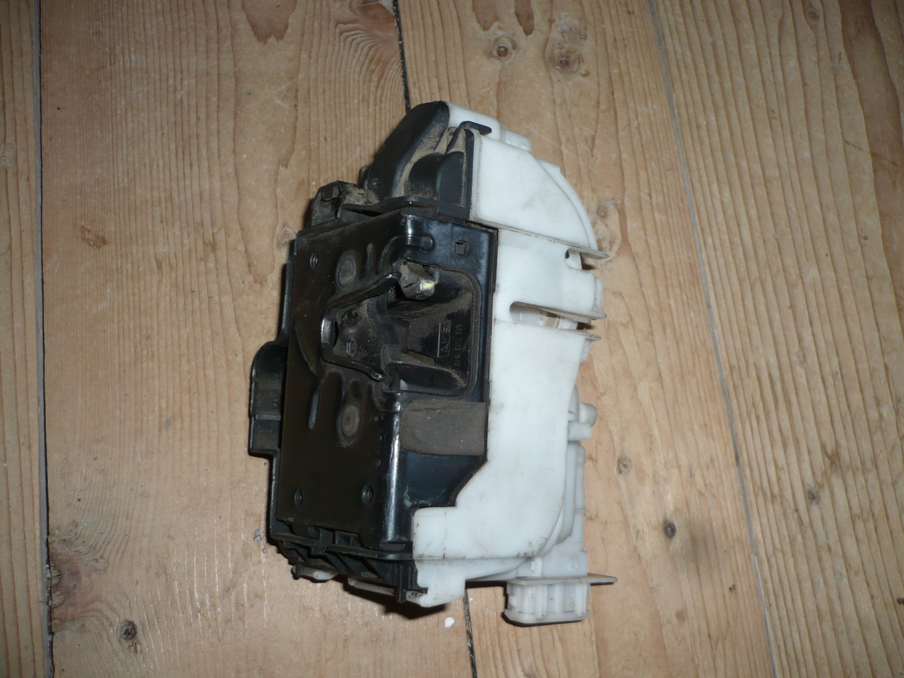 Broasca Use Stanga Vw polo Variant,Vw polo Clasic Centralizata pe Vacum