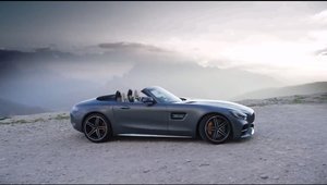 Brosura noului Mercedes AMG GT C Roadster scoate in evidenta tot ce are mai bun de oferit decapotabila germana