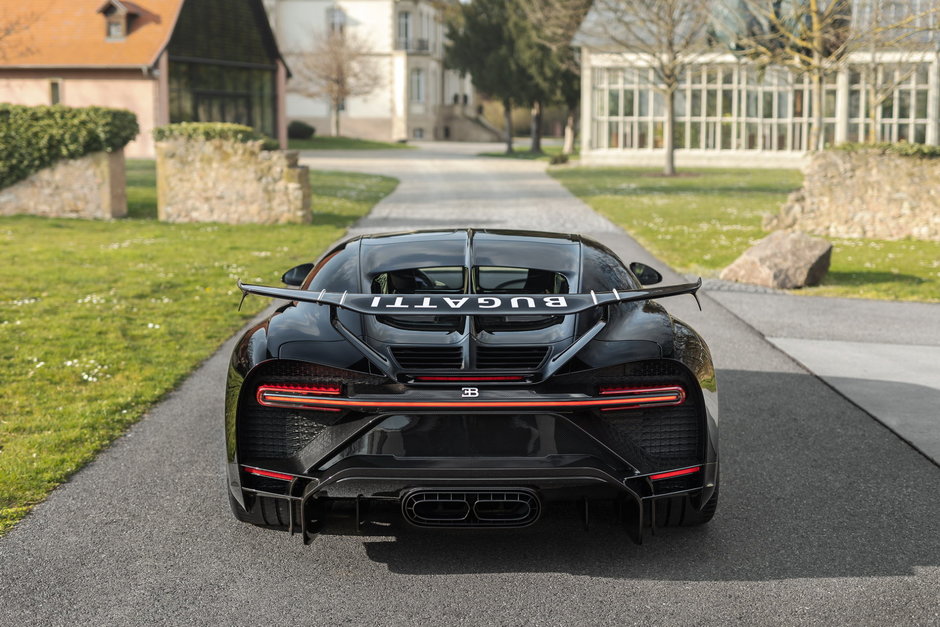 Bugatti Chiron cu numarul 300