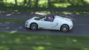 Bugatti Veyron musca din iarba la o coasta din Anglia