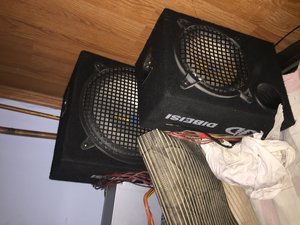 Buna ziua , am si eu un subwoofer boxer xb-12/A de 300 de w și încă doua boxe mai mari care vreau sa le leg in casa ?