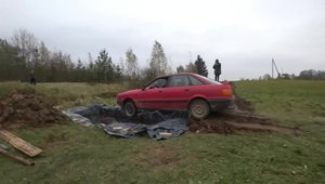 Bunicul cascador: un mosulica sare cu un Audi intr-o groapa plina cu Coca-Cola. Pentru ca poate.