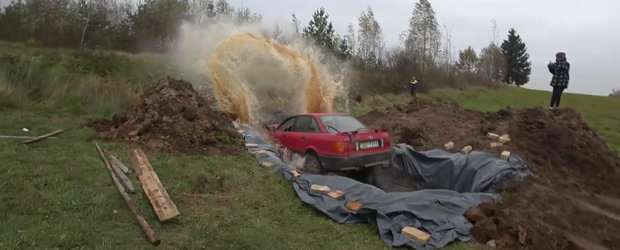 Bunicul cascador: un mosulica sare cu un Audi intr-o groapa plina cu Coca-Cola. Pentru ca poate.