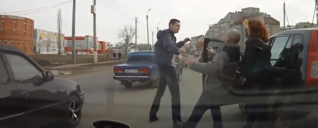 Bunul samaritean din Rusia il opreste pe un betiv care face accident si fuge