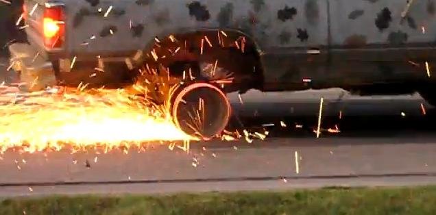 Burnout cu jantele? Flacari si scantei din greu, cu un Dodge Ram Burnout cu jantele? Flacari si scantei din greu, cu un Dodge Ram