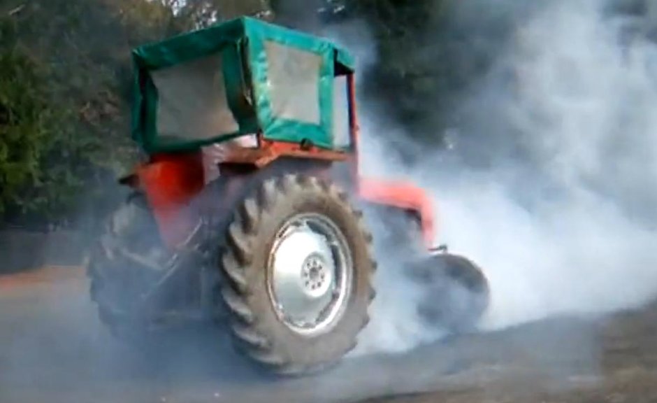 Burnout cu tractorul, the ultimate drift machine