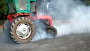 Burnout cu tractorul