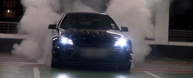 Burnout de proportii epice la bordul unui Mercedes C63 AMG Black Series