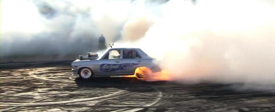 Burnout incendiar cu un Datsun 1200 supraalimentat. VIDEO AICI!