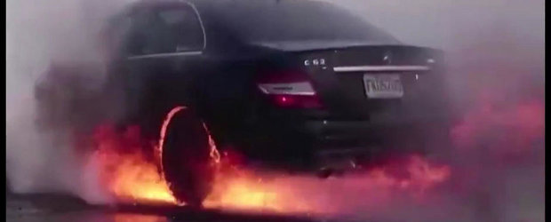 Burnout incendiar cu un Mercedes C63 AMG