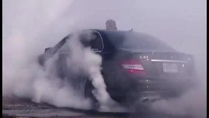 Burnout incendiar cu un Mercedes C63 AMG
