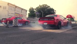 Burnout la dublu, cu doua exemplare Dodge Challenger SRT Hellcat
