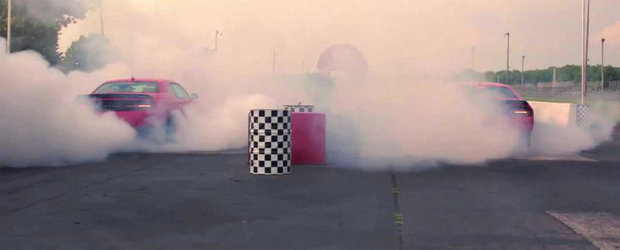 Burnout la dublu, cu doua exemplare Dodge Challenger SRT Hellcat