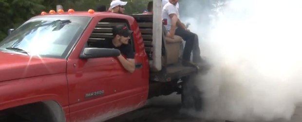 Burnout la dublu: un ATV de pe un camion care face burnout... face burnout