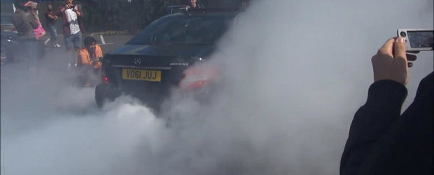 Burnout la superlativ: Un Mercedes C63 AMG umple de fum o parcare din Londra