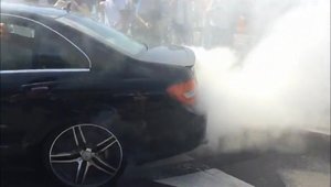 Burnout la superlativ: Un Mercedes C63 AMG umple de fum o parcare din Londra