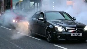Burnout masiv cu Mercedes C63 AMG in centrul Londrei!