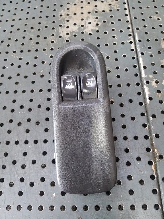 Butoane comanda geamuri renault clio 3 8200356519