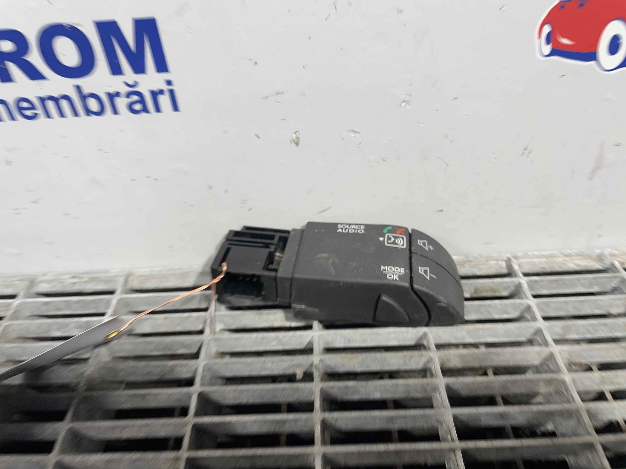 BUTOANE COMENZI VOLAN DACIA DUSTER - - (