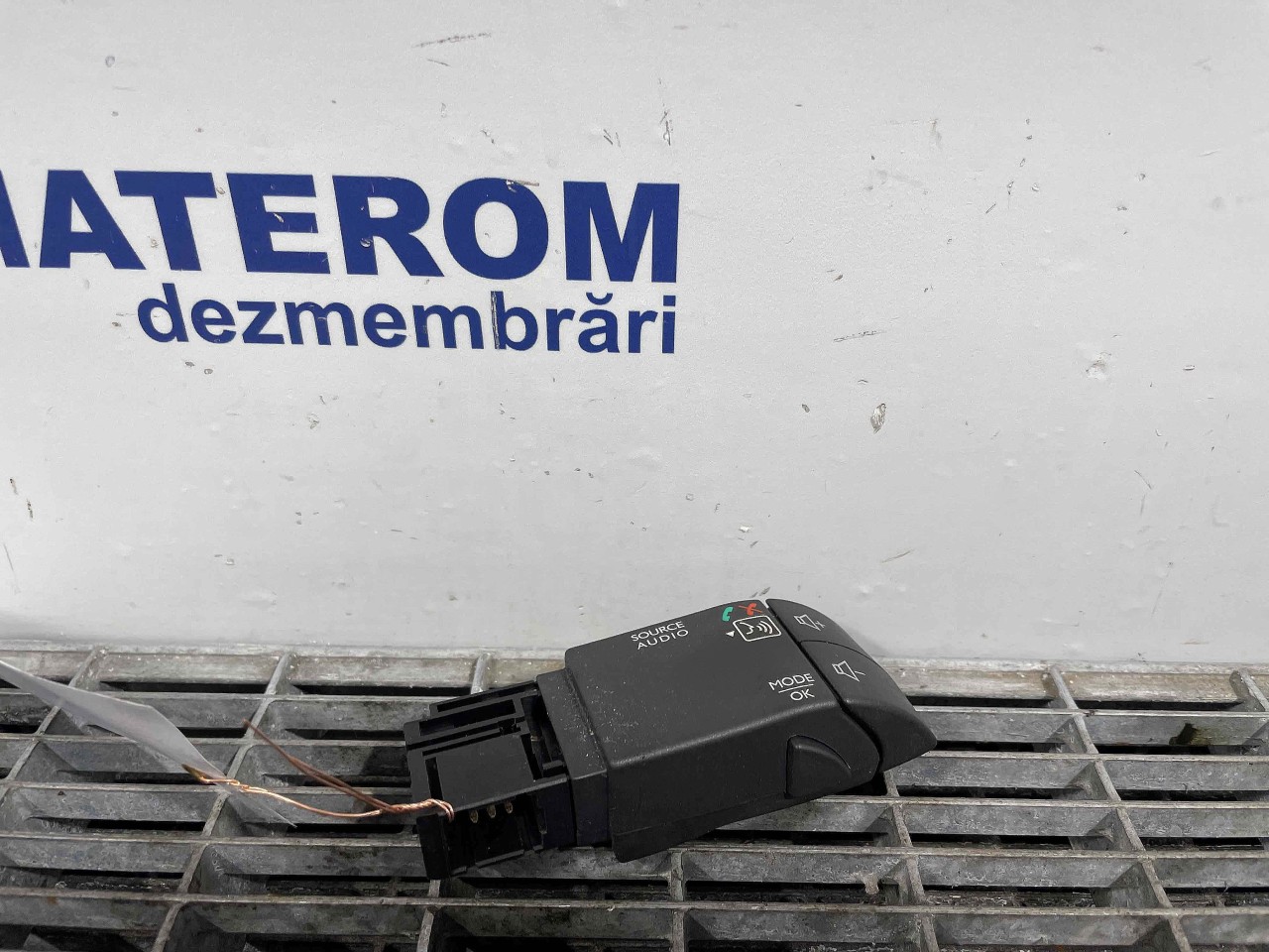 BUTOANE COMENZI VOLAN DACIA DUSTER - - (