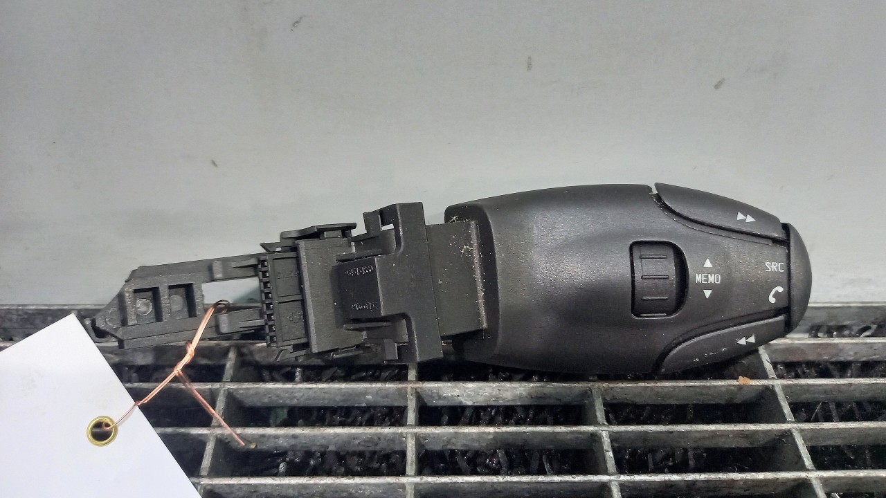 BUTOANE COMENZI VOLAN PEUGEOT 308 - - (2