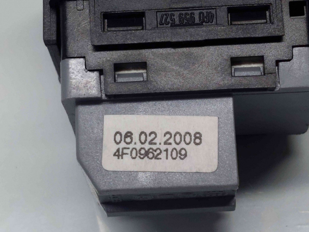 Butoane dezactivare alarma Audi Q7 (4LB) [ Fabr 2006-2014] 4F0962109