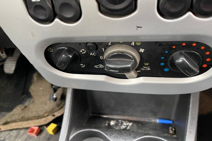 Butoane geam sofer Dacia Sandero [2008 - 2012] Hatchback 1.4 MPI MT (75 hp)