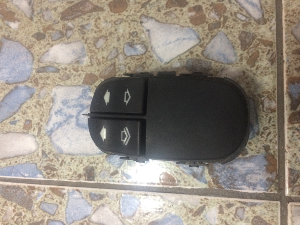 Butoane geam sofer Ford Focus [1998 - 2004] wagon 5-usi 1.8 MT (116 hp) (DNW)