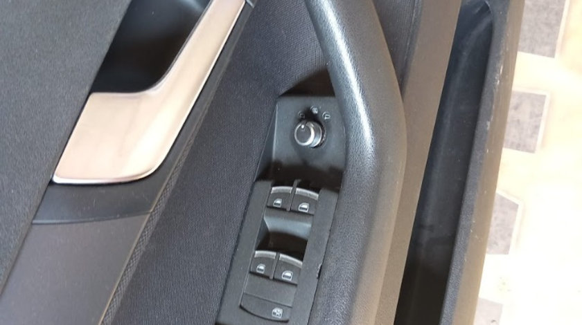 Butoane geamuri usa stanga fata Audi A3 8P Facelift 2.0 TDI 2011