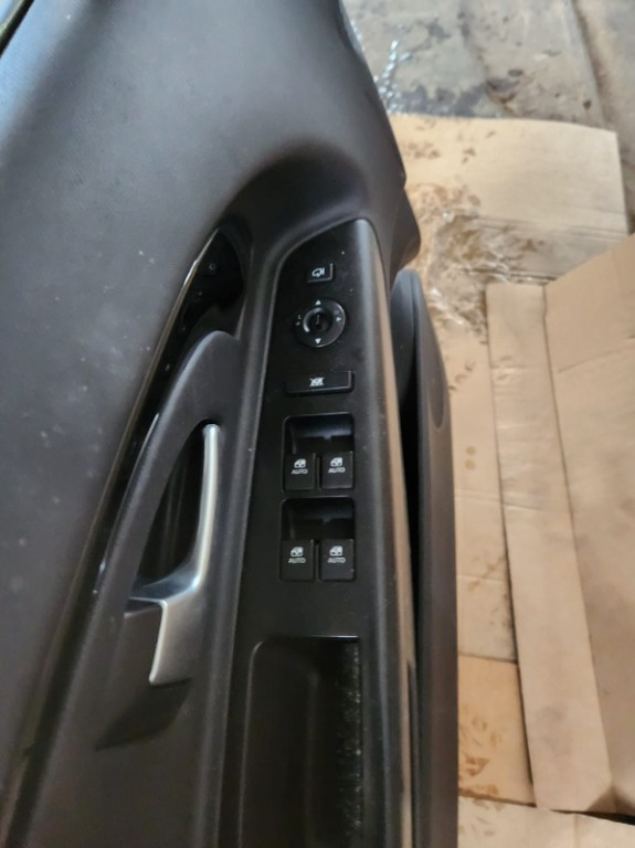 Butoane geamuri usa stanga fata Kia Ceed SW combi an de fabricatie 2011