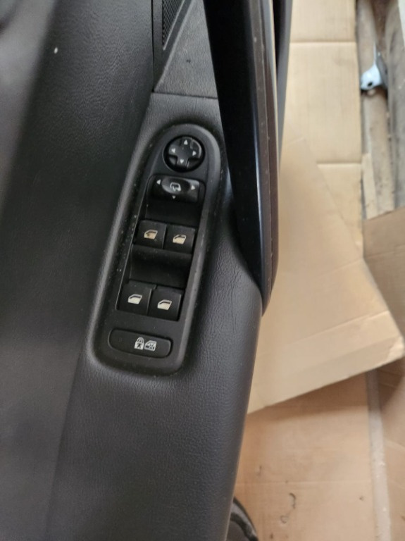 Butoane geamuri usa stanga fata Peugeot 508 combi an de fabricatie 2014