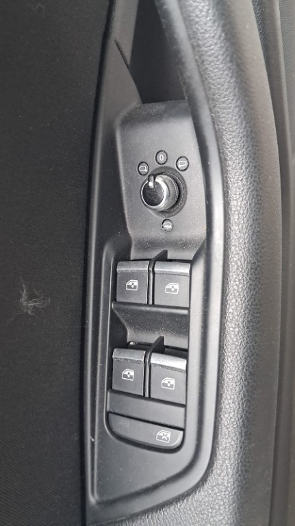Butoane usa stanga fata Audi A4 B9 an 2017 cod 8W0959851E