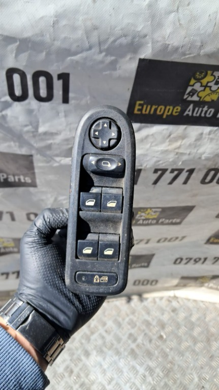 Butoane usa stanga fata Peugeot 308 an fabricatie 2010 cod 96644915XT