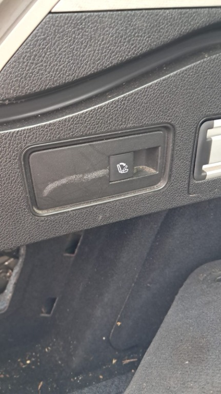 Buton actionare bancheta Opel Astra J combi an 2011
