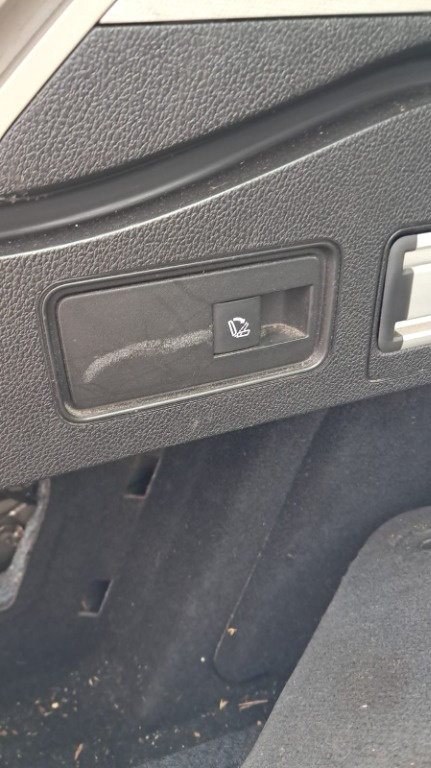 Buton actionare bancheta Opel Astra J combi an 2011