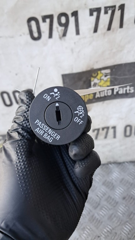 Buton airbag Opel Astra J an 2011 cod 13268602